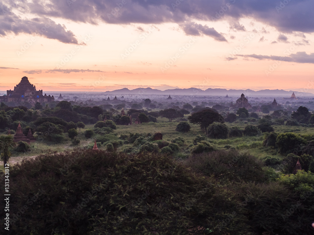 Fototapeta premium View over the temples of Bagan