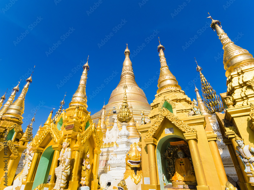 Fototapeta premium Visiting the Shwedagon Pagoda in Yangon, Myanmar
