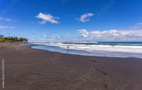plage de sable noir à l'Etang-Salé-les-Bains, île de la Réunion 