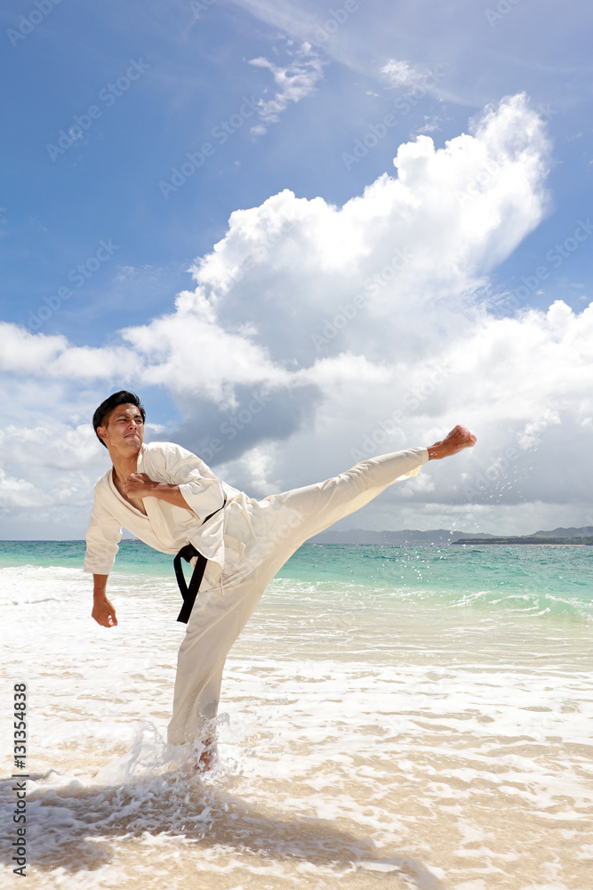 南国の美しいビーチで鍛える男性	
