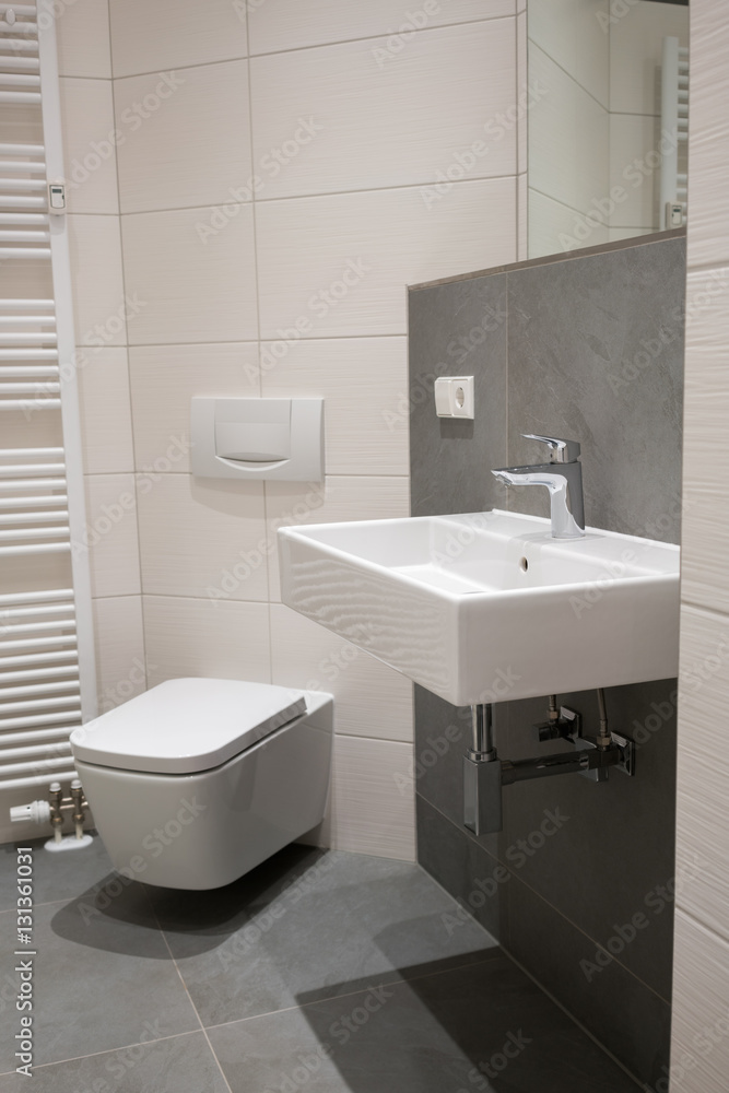 kleines badezimmer in grau und weiß Stock-Foto | Adobe Stock