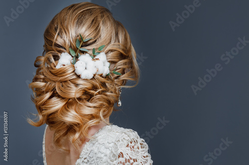 piękna fryzura ślubna ozdobiona kwiatem bawełny, widok z tyłu