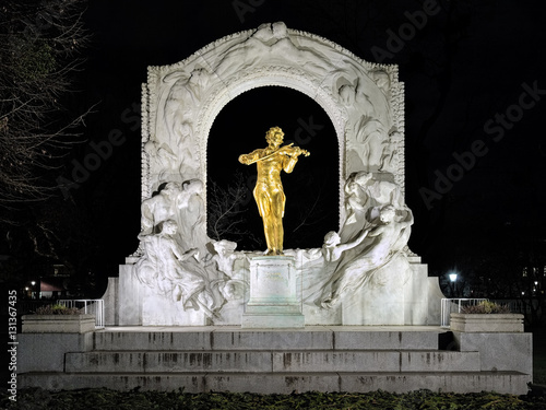 Obraz na płótnie Johann Strauss monument in Vienna Stadtpark in night, Austria w salonie
