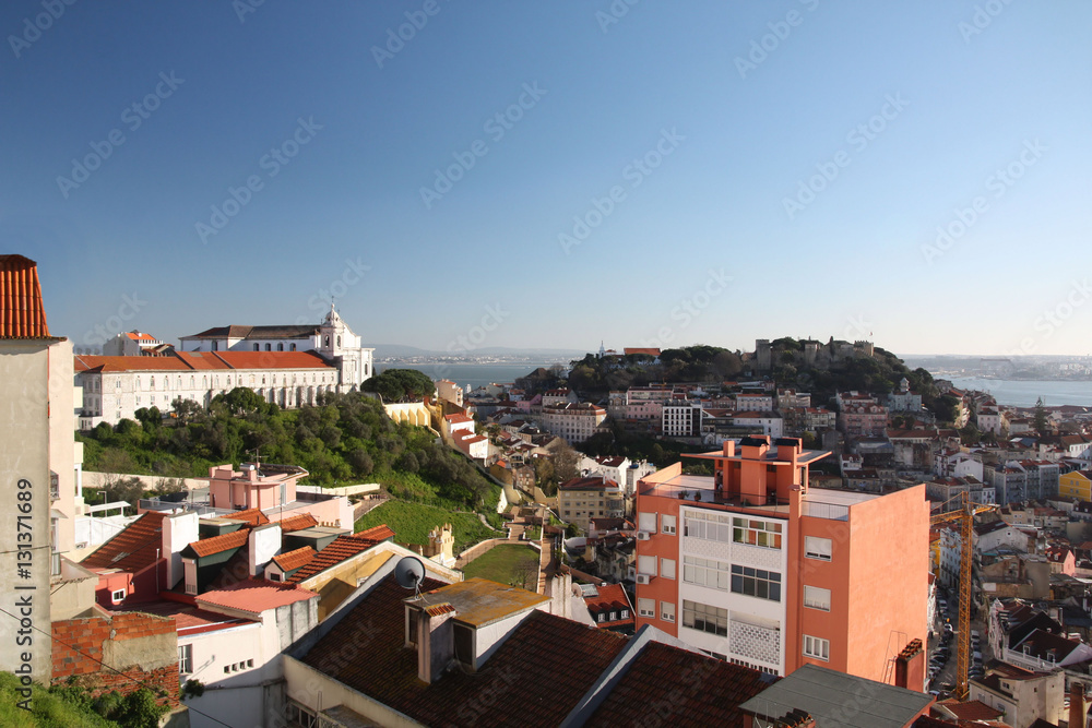 Lisbonne, panorama sur le Tage et la colline du chateau
