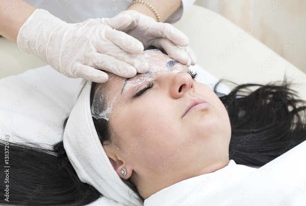 Mikrobleyding eyebrows workflow in a beauty salon Mikrobleyding eyebrows workflow in a beauty salon