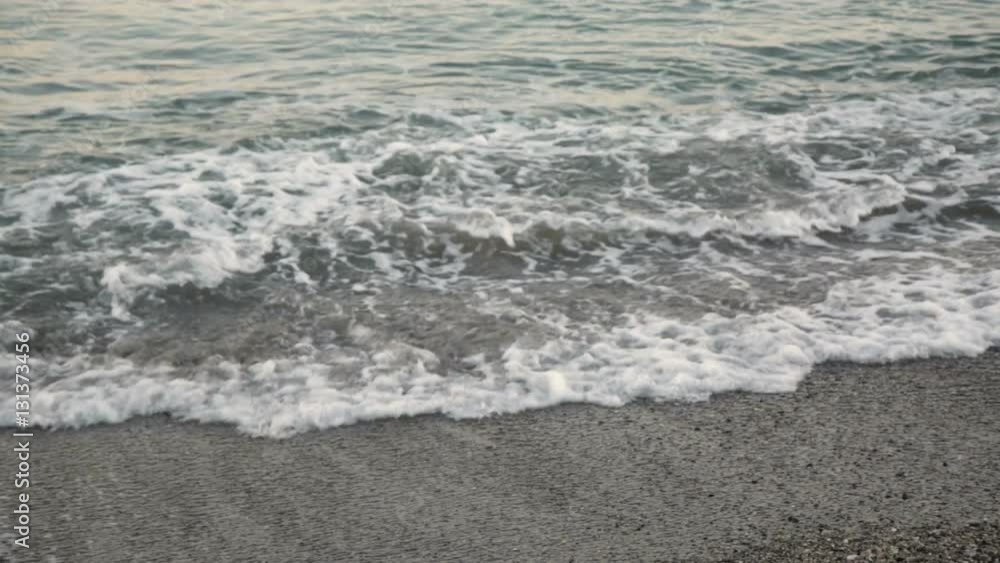 Ragazzo con giacca verde lancia il telefono in mare dopo un'accesa discussione Ragazzo con giacca verde lancia il telefono in mare dopo un'accesa discussione