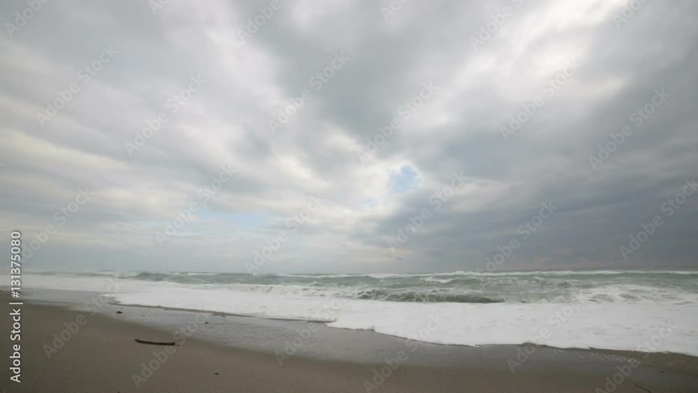 Mare Mediterraneo in tempesta con le onde che si infrangono sulla costa Mare Mediterraneo in tempesta con le onde che si infrangono sulla costa