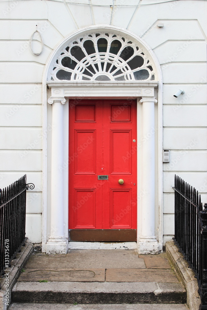Naklejka premium Red door on a townhouse in Dublin, Ireland