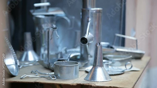 Imbuti e contenitori in alluminio fatti da un artigiano photo
