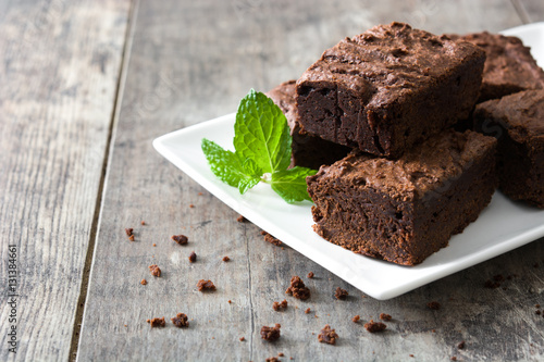 Fotografía Chocolate brownie portions on wooden background