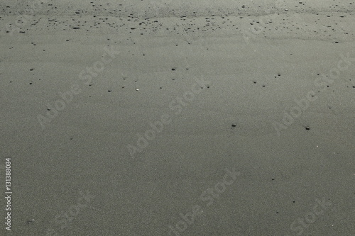 小石の打ち上げられた砂浜