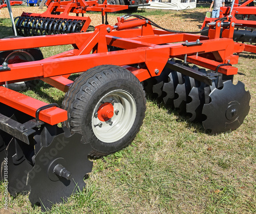 Agricultural disc harrow machinery