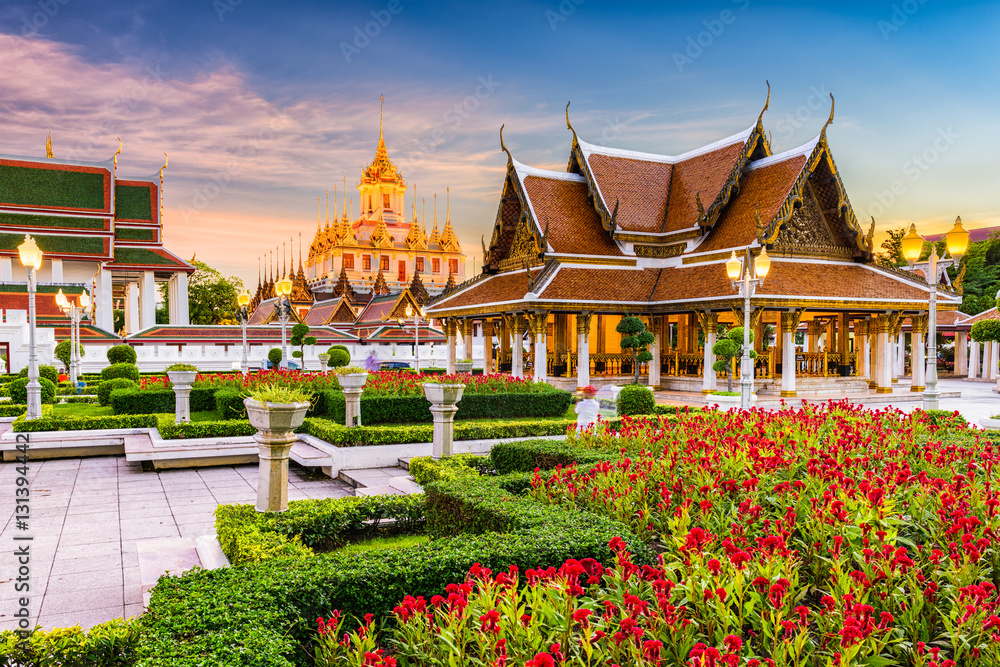Naklejka premium Loha Prasat Metal Temple w Bangkoku w Tajlandii.