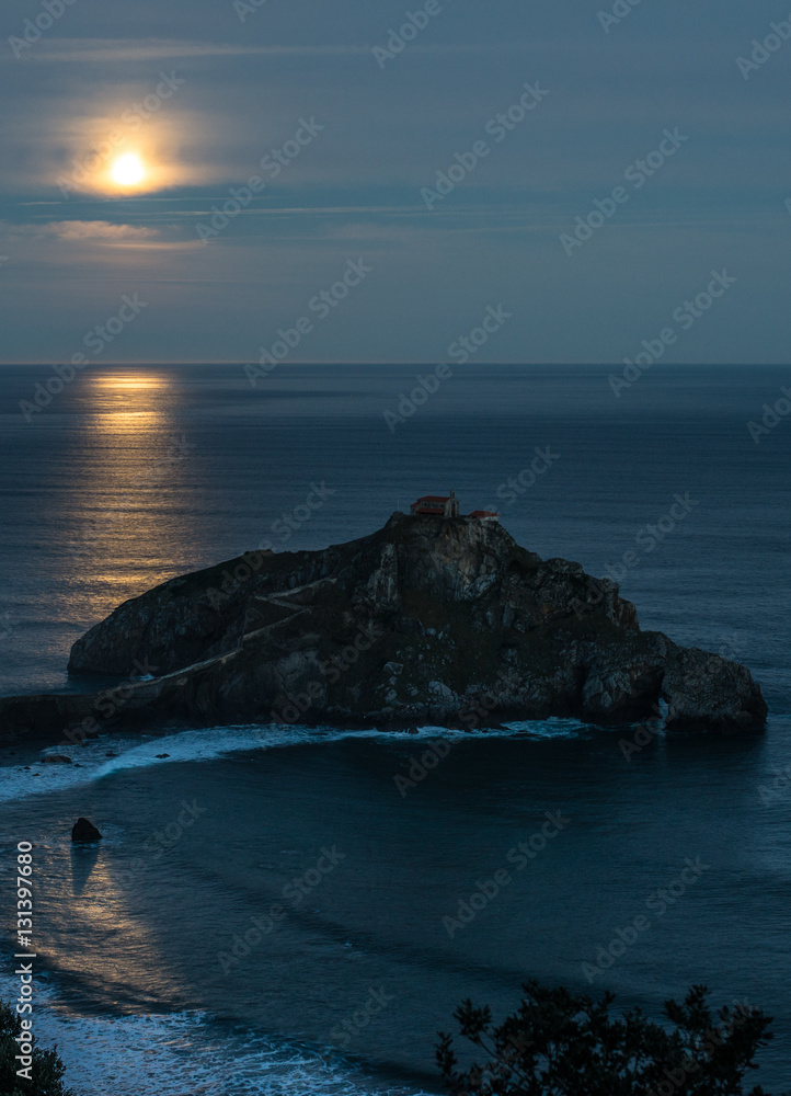Luz de luna en la ermita de San Juan de Gaztelugatxe, País vasco