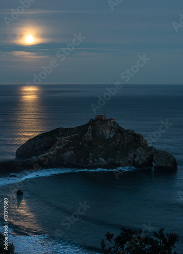 Luz de luna en la ermita de San Juan de Gaztelugatxe  Pa  s vasco