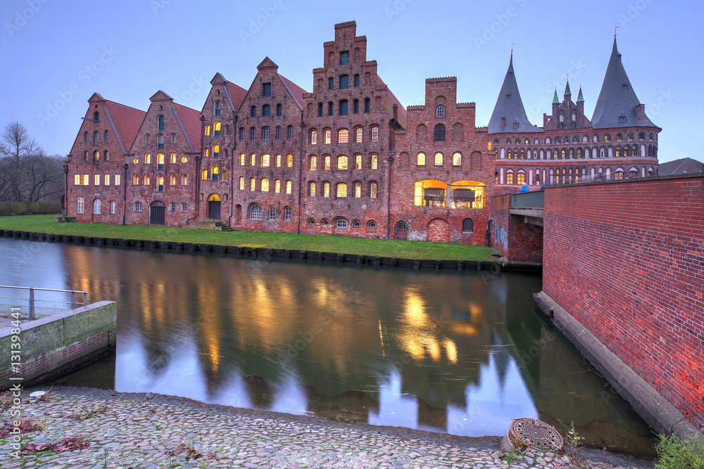 Fototapeta premium Lübeck - an der Holstenbrücke