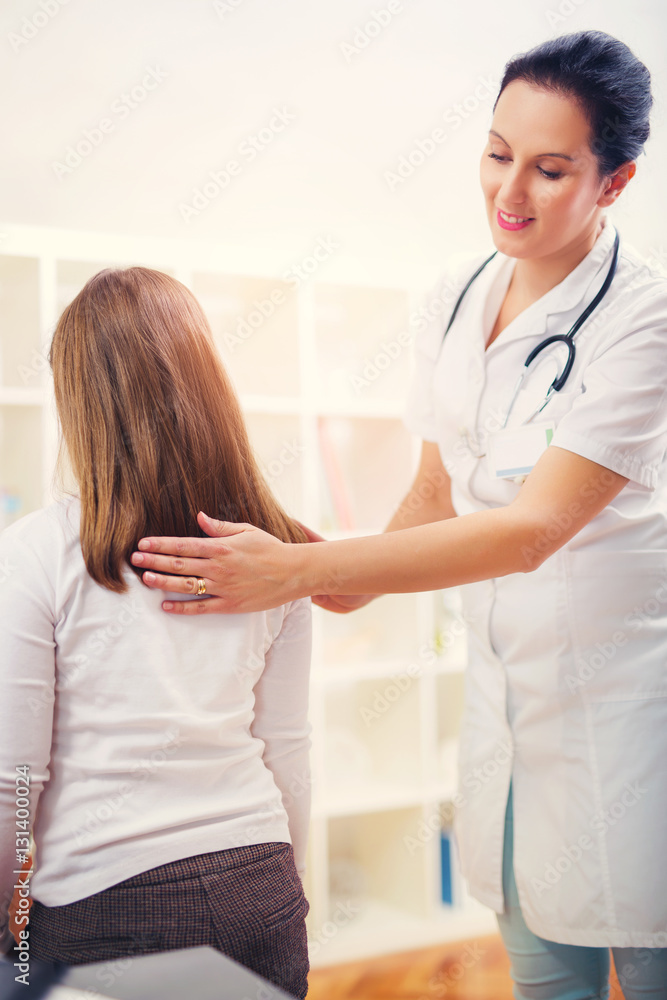 Obraz premium Chiropractor doing adjustment on female patient