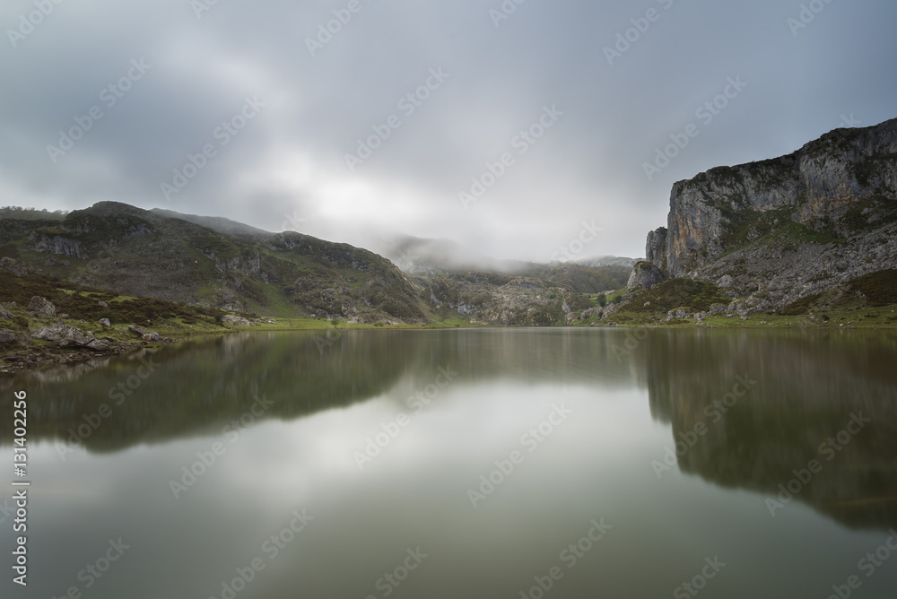 Lago La Ercina - Lagos de Covadonga (Covadonga, Asturias - España). Lago La Ercina - Lagos de Covadonga (Covadonga, Asturias - España).