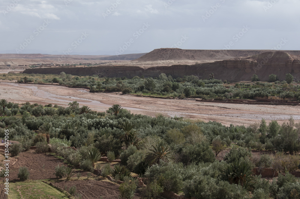 Cause del río en Ksar Ait-Ben-Haddou, Marruecos 