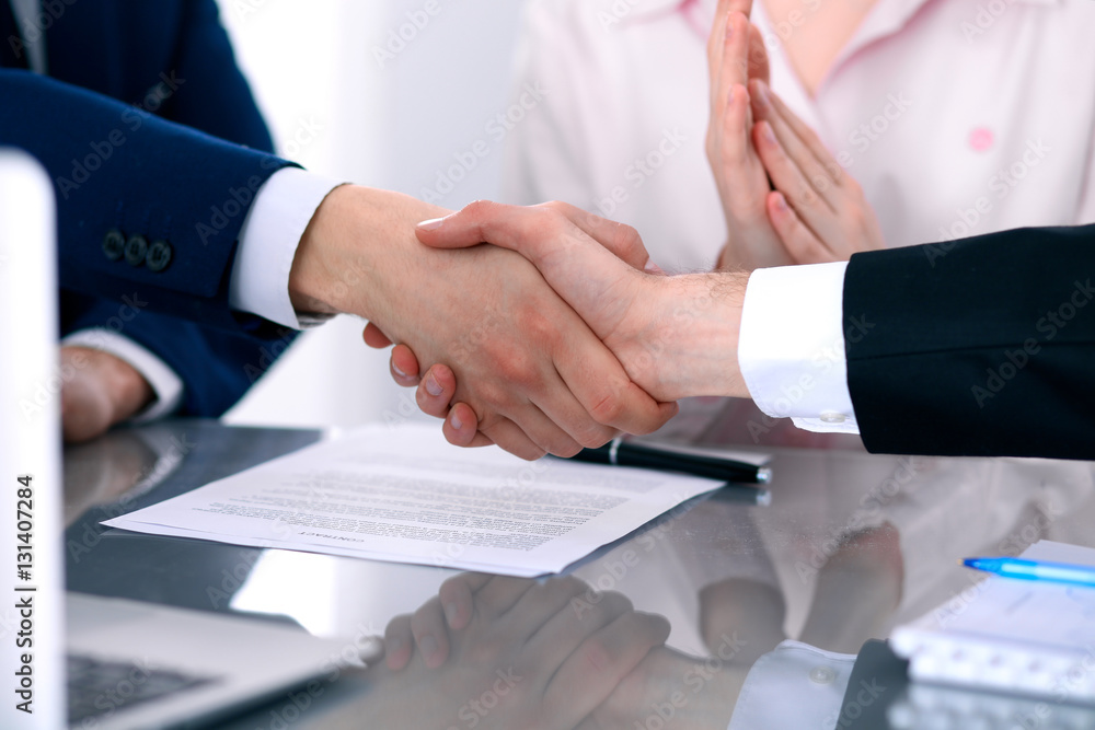 Obraz premium Business people shaking hands finishing up a meeting