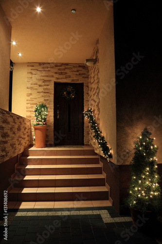 Wejście do domu w świątecznym wystroju, klatka schodowa.