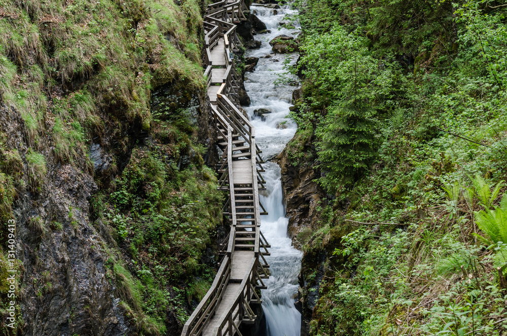 Fototapeta premium klamm mit wasser und stiegen