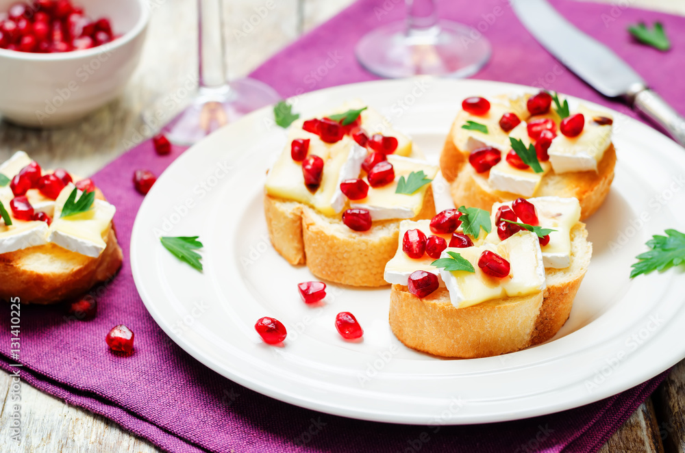 Brie pomegranate balsamic vinegar parsley crostini Brie pomegranate balsamic vinegar parsley crostini