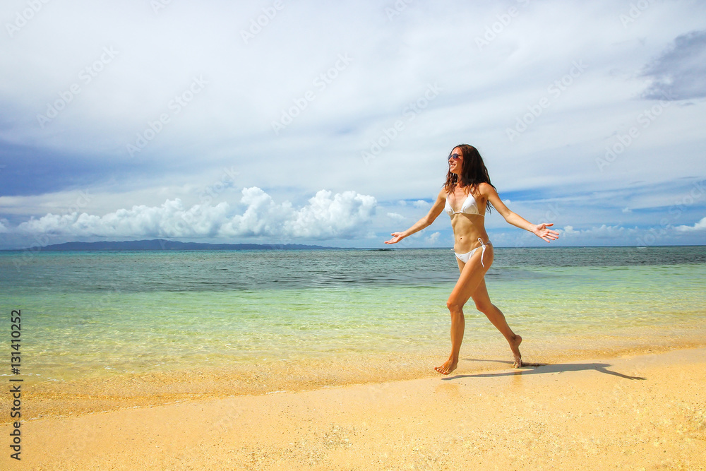 Foto De Young Woman In Bikini Running On The Beach Taveuni Island foto-de-young-woman-in-bikini-running-on-the-beach-taveuni-island