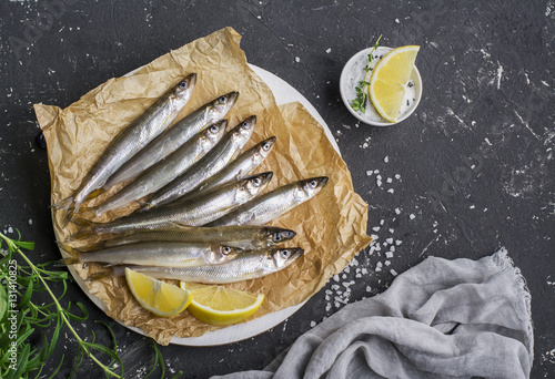 Foto The freshest fish of the northern sea ice fishing smelt with the scent  fresh cucumber on a light background marble  lemon and herbs