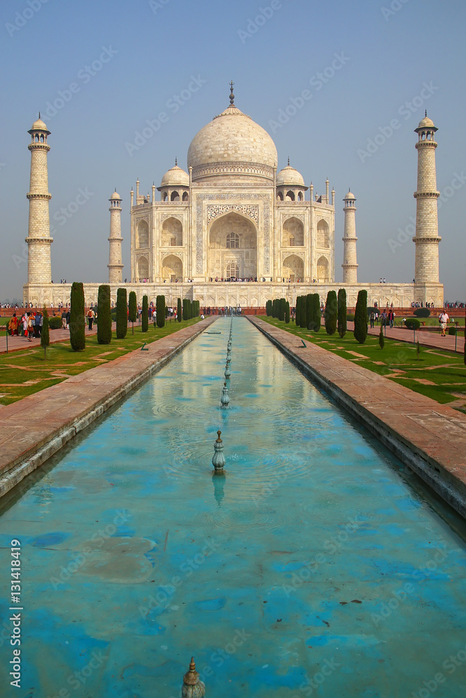 Obraz premium Taj Mahal with reflecting pool in Agra, Uttar Pradesh, India