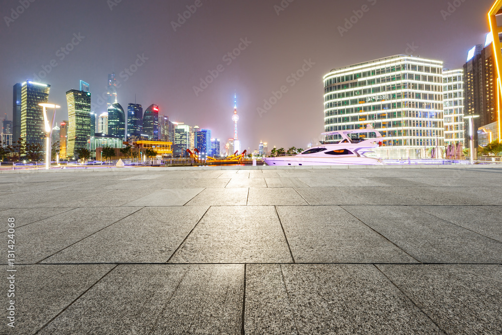 Obraz premium Empty floor with modern skyline and buildings at night in Shanghai