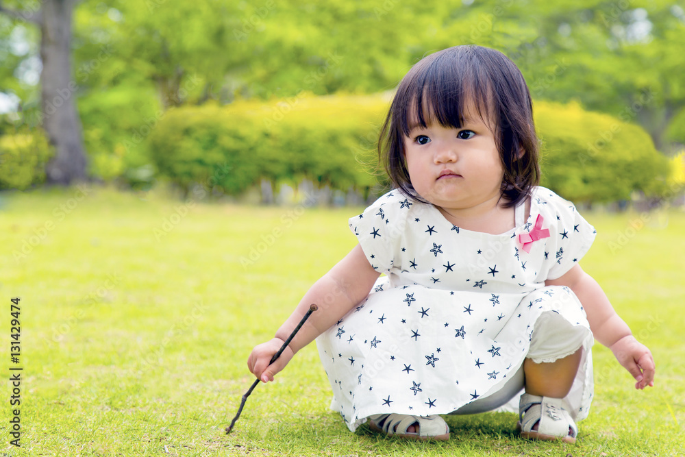 一人遊びする幼い女の子 Stock Photo Adobe Stock