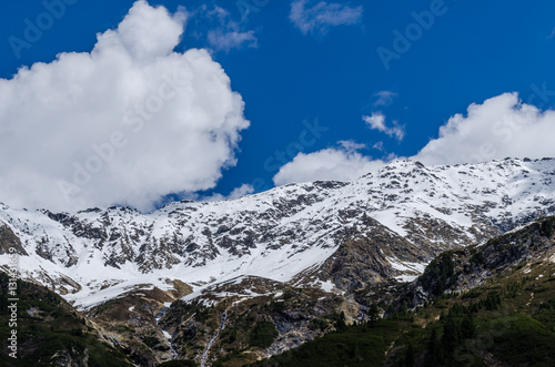 gebirge mit schnee und wolken am himmel