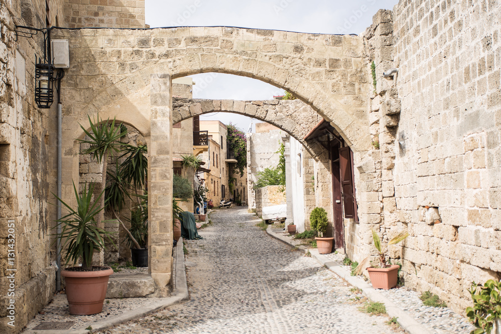 Fototapeta Średniowieczna łukowata ulica w starym miasteczku Rhodes, Grecja