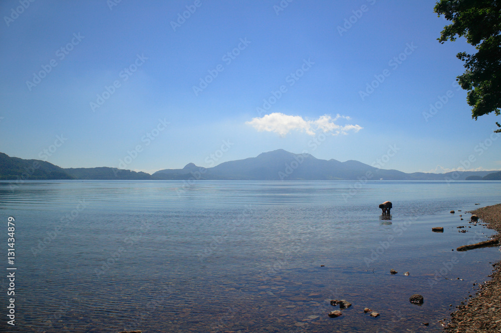 北海道洞爺湖　湖で水遊び