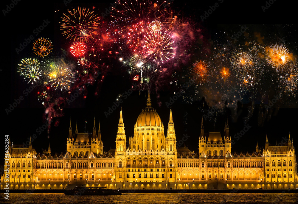 Feuerwerk über dem Parlament Budapest/Ungarn