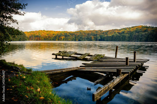 Jezioro Trześniowskie jesienią w Łagowie, woj. Lubuskie  © OtiS