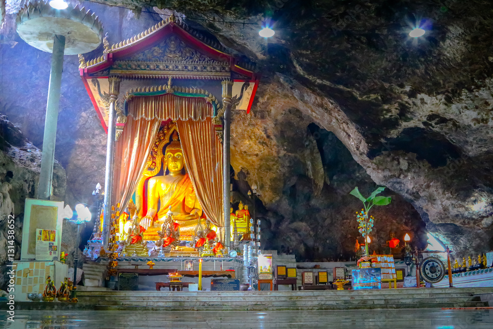 Obraz premium Light from the outside. Buddha inside the cave to the top of the mountain.