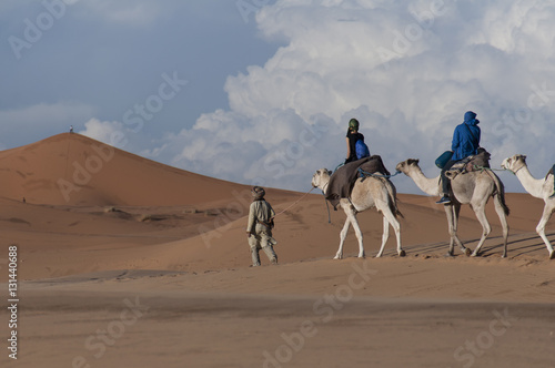 Caravana berebere en el desierto de Merzouga  Marruecos 