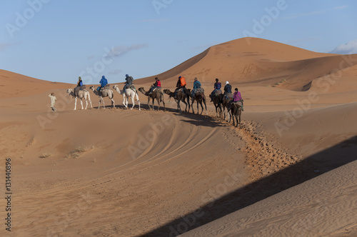 Caravana berebere en el desierto de Merzouga  Marruecos 