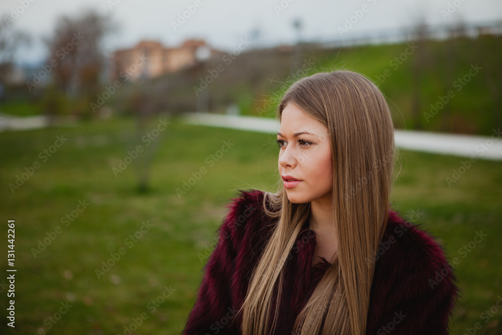 Obraz premium Pretty blonde girl with fur coat
