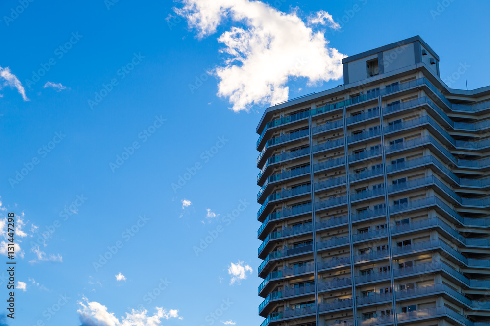 街の風景と空と雲　オフィスビル