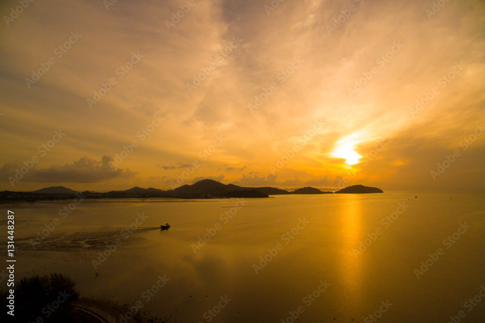 Obraz premium Sunset with reflection on the lake