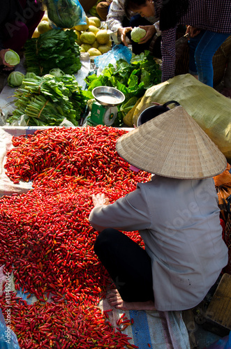 Vendeuse piments marché Vietnam