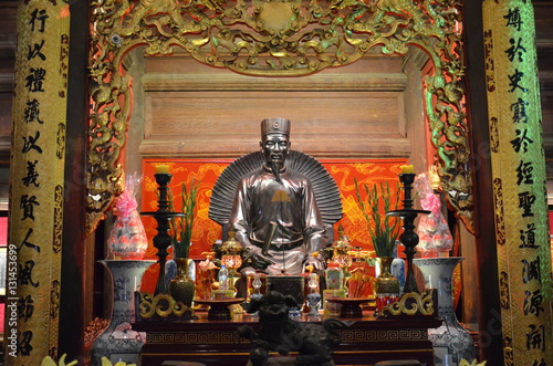Statut Confucius temple de la littérature à Hanoï Vietnam