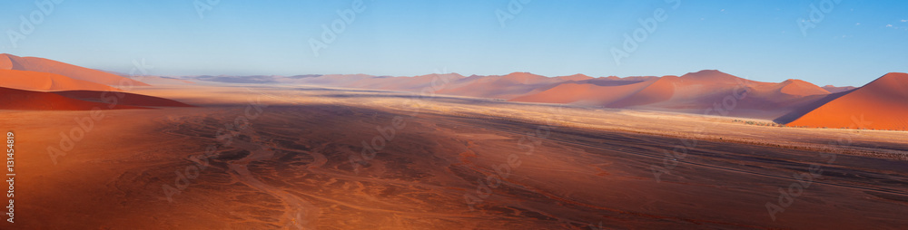 Panoramablick von Düne 45 über das Sossusvlei kurz nach Sonnenaufgang, Namibia