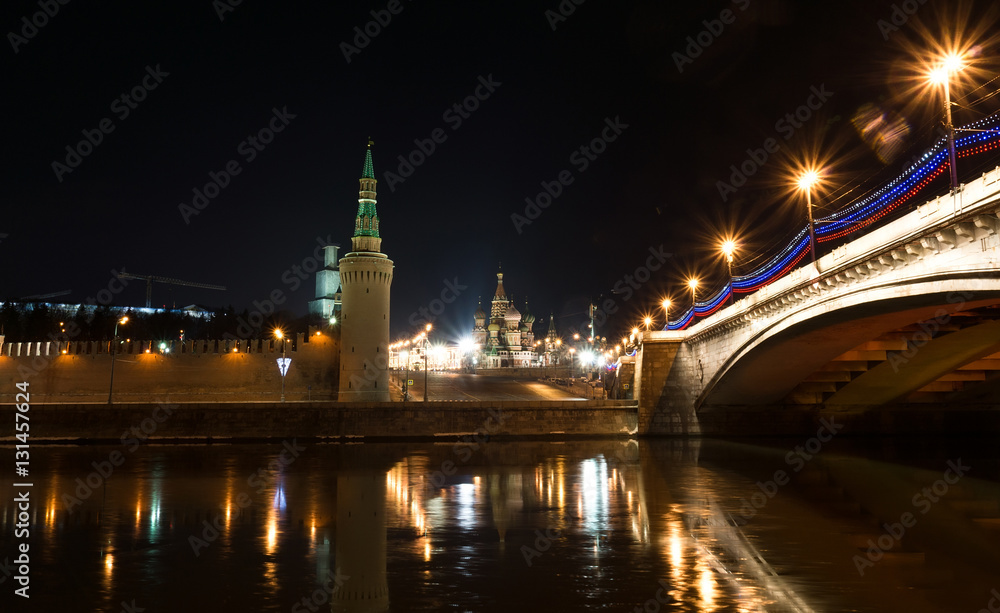 Obraz premium St. Basil's Cathedral by the river