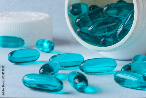 Εκτύπωση καμβά Ibuprofen Gel Tabs Spilled from the Bottle