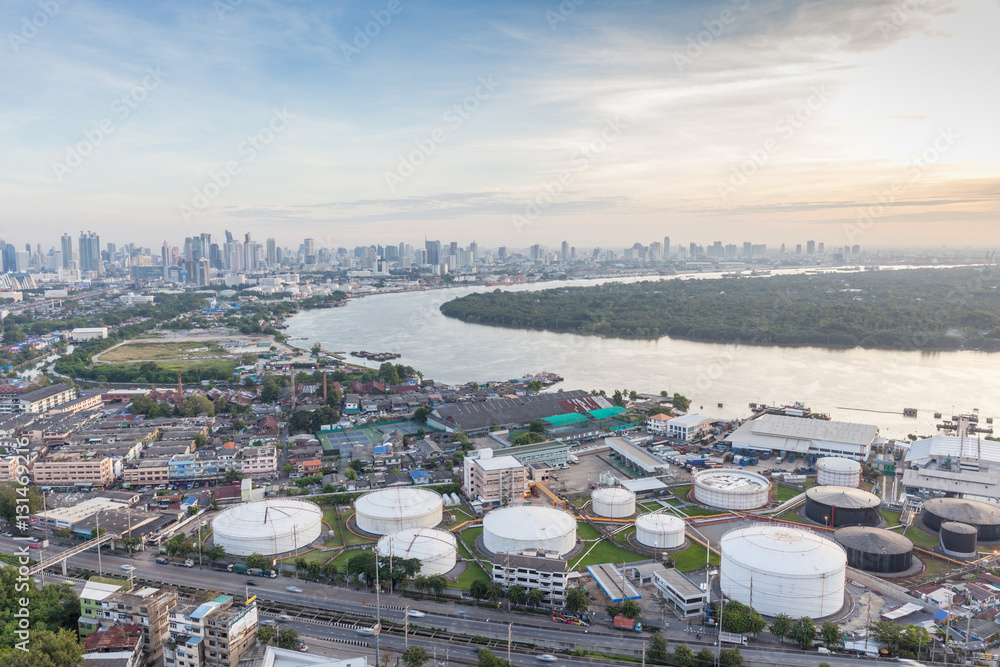 Obraz premium Curve of Chao Phraya river and green area contrasting with high