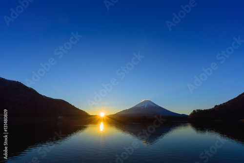 湖に浮かぶ富士山と日の出